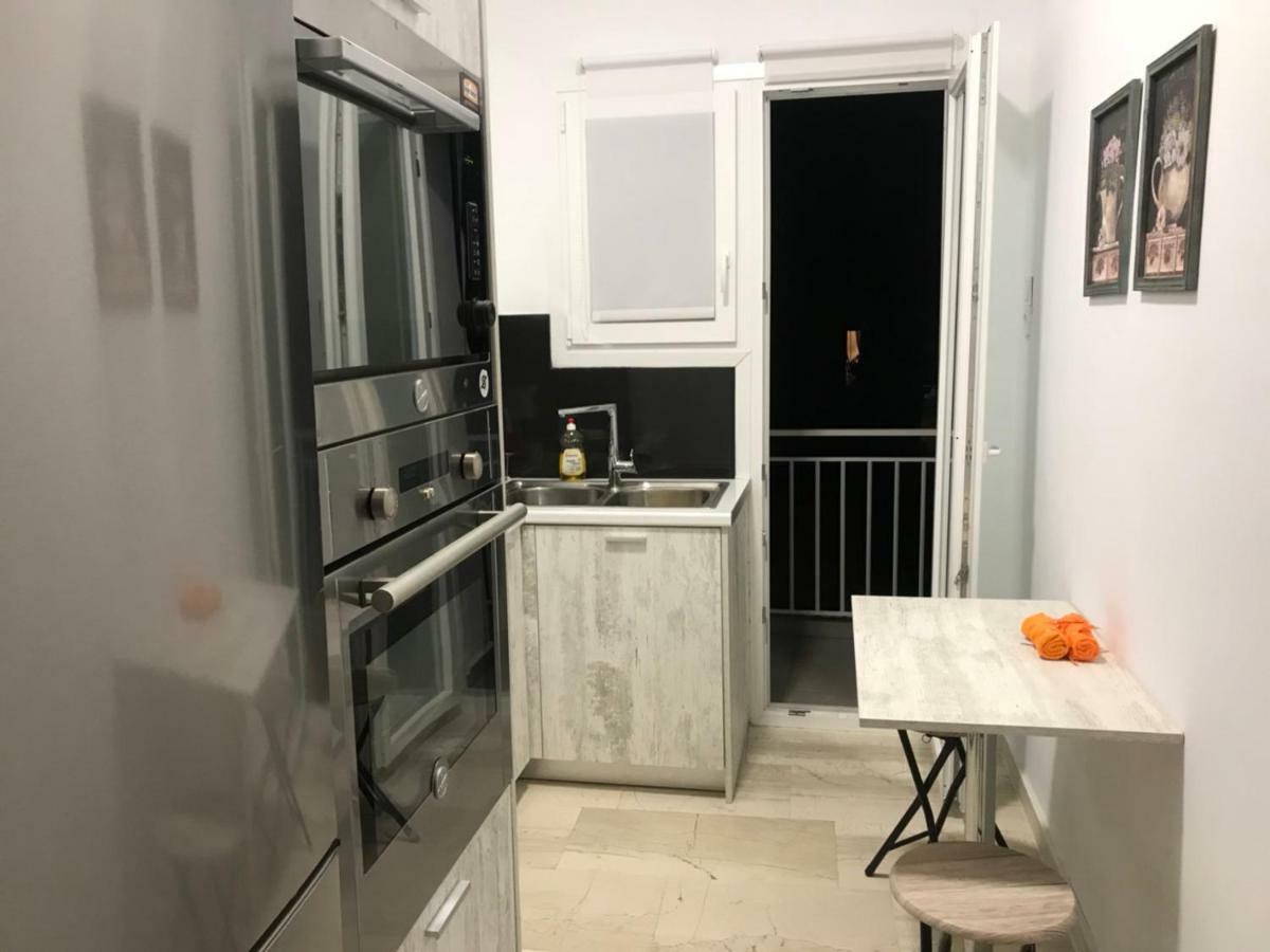 Renovated Minimal Apartment Next To Metro أثينا المظهر الخارجي الصورة